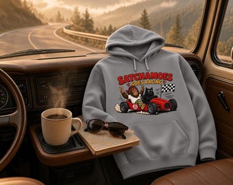 Lustiger Rennsport-Hoodie für Damen und Herren, Sasquatch-Rennwagen-Geschenk-Sweatshirt, karierter Flaggen-Hoodie mit schwarzer Katze, Satchamoes Goes Racing