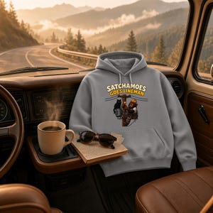 Lustiger Lineman-Hoodie für Damen und Herren, Sasquatch-Geschenk-Sweatshirt für Stromleitungsmonteure, Elektriker-Hoodie mit Katzenmotiv, Satchamoes Goes Lineman
