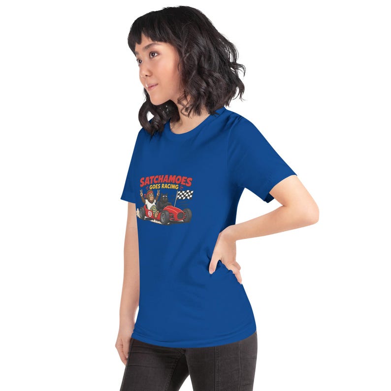 Lustiges Rennshirt für Damen und Herren, Sasquatch-Rennwagen-Geschenk-T-Shirt, Zielflaggen-Shirt mit schwarzer Katze, Satchamoes Goes Racing Bild 5
