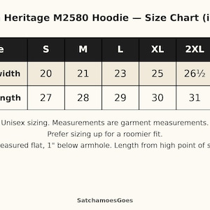 Puede incluir: Una tabla de tallas para la sudadera con capucha Cotton Heritage M2580, que muestra las medidas de ancho de pecho y largo de cuerpo en pulgadas para las tallas S a 3XL. La tabla incluye dimensiones espec&iacute;ficas e instrucciones para medir el pecho y el largo.