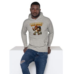 Sudadera divertida para senderismo para hombres y mujeres, sudadera de regalo para excursionistas con temática de Sasquatch, sudadera con capucha para acampar y senderos con diseño de gato negro, Satchamoes Goes Hiking imagen 2