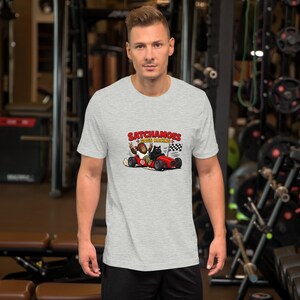 Lustiges Rennshirt für Damen und Herren, Sasquatch-Rennwagen-Geschenk-T-Shirt, Zielflaggen-Shirt mit schwarzer Katze, Satchamoes Goes Racing Bild 2