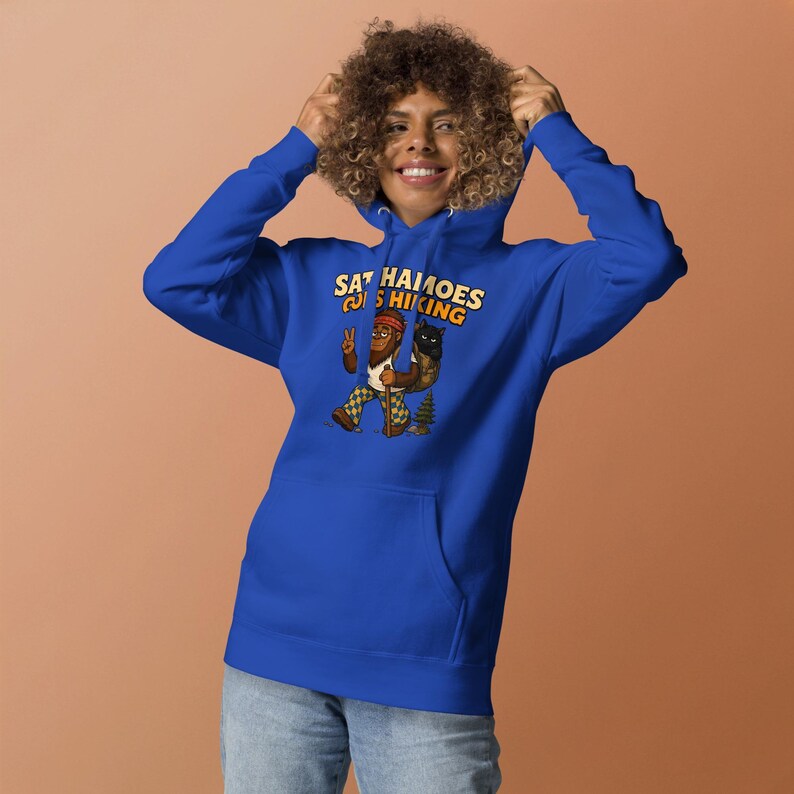 Sudadera divertida para senderismo para hombres y mujeres, sudadera de regalo para excursionistas con temática de Sasquatch, sudadera con capucha para acampar y senderos con diseño de gato negro, Satchamoes Goes Hiking imagen 5