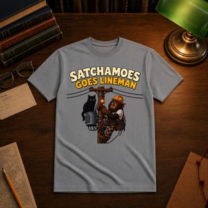 Lustiges Lineman-Shirt für Damen und Herren, Sasquatch-Geschenk-T-Shirt für Stromleitungsmonteure, Elektriker-Shirt mit schwarzer Katze, Satchamoes Goes Lineman Bild 1