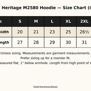 K&ouml;nnte beinhalten: Eine Gr&ouml;&szlig;entabelle f&uuml;r den Cotton Heritage M2580 Kapuzenpullover, die Brustweite und K&ouml;rperl&auml;nge in Zoll f&uuml;r die Gr&ouml;&szlig;en S bis 3XL angibt. Die Tabelle enth&auml;lt Hinweise zur Unisex-Passform und zu den Methoden der Kleidungsmessung.