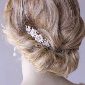 Ivory flower hair comb. Bridal accessories. Bridal hair comb, Pearl rhinestone hair comb, Wedding accessories. Pearl hair comb.