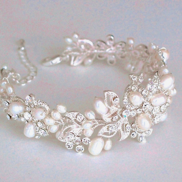 Bridal bracelet.  Bridal accessories. Wedding bracelet. Pearl Rhinestone Bracelet. wedding jewelry for brides. Freshwater pearl bracelet.