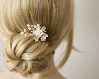 Bridal hair accessories. Bridal hair comb. White flower hairpiece. Bridal hair comb. Wedding hair accessories. Pearl hair comb.