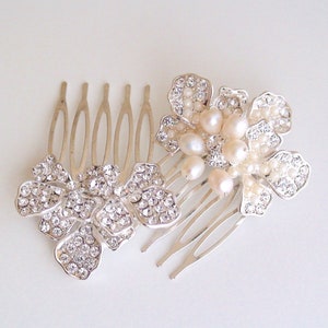 Bridal hair accessories. Bridal hair combs. White flower hairpiece. Bridal hair comb. Wedding hair accessories. Pearl hair comb.