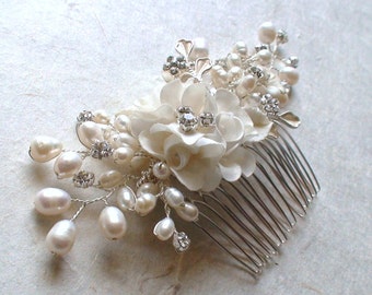 Bridal white flower hair comb. Pearl hair comb. Flower hair piece. Weeding freshwater pearl hair comb.