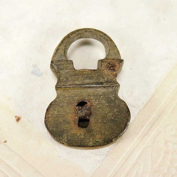 Candado de latón antiguo, cerradura pequeña antigua, candado pequeño, decoración primitiva rústica, coleccionables, hallazgos de excavación