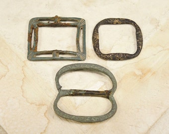 Antiek koperen gesp, bronzen connector, primitieve vondst, oud klein frame, graafvondsten - set van 3 - a182