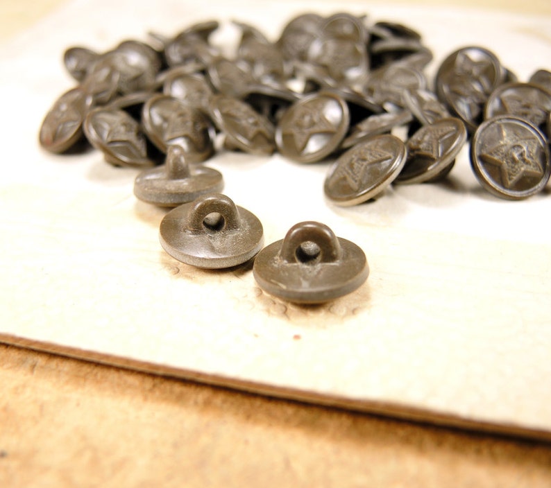 b53 Small plastic buttons set of 48