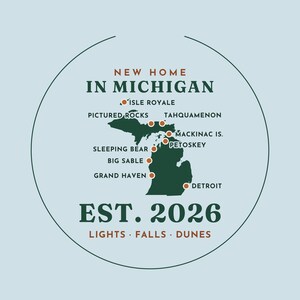 Puede incluir: Un gr&aacute;fico circular con un mapa verde oscuro de Michigan sobre un fondo azul claro. El texto dice NEW HOME IN MICHIGAN, EST. 2026 y LIGHTS FALLS DUNES. Puntos naranjas marcan ubicaciones como Isle Royale, Pictured Rocks y Detroit.