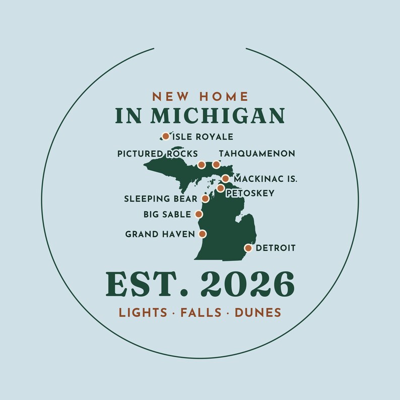 Puede incluir: Un gr&aacute;fico circular con un mapa verde oscuro de Michigan sobre un fondo azul claro. El texto dice NEW HOME IN MICHIGAN, EST. 2026 y LIGHTS FALLS DUNES. Puntos naranjas marcan ubicaciones como Isle Royale, Pictured Rocks y Detroit.