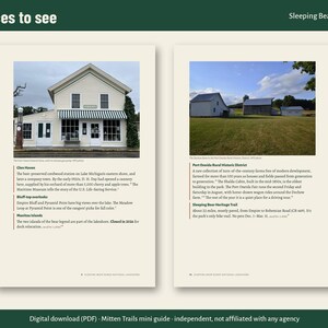 Op de afbeelding: Een informatieve gids van twee pagina's met de titel Places to see Sleeping Bear Dunes. De linkerpagina toont Glen Haven met een wit gebouw en beschrijvende tekst. De rechterpagina toont het Port Oneida Rural Historic District met boerderijen.