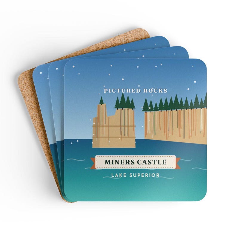 K&ouml;nnte beinhalten: Ein Stapel quadratischer Untersetzer mit Korkr&uuml;ckseite, die eine grafische Illustration von Pictured Rocks, Miners Castle und dem Lake Superior zeigen. Das Design umfasst beige Felsformationen, gr&uuml;ne Kiefern und einen blauen Himmel.