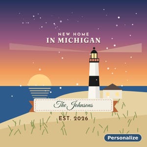 K&ouml;nnte beinhalten: Eine grafische Darstellung eines Leuchtturms an einem Sandstrand bei Sonnenuntergang. Der Text lautet NEW HOME IN MICHIGAN, The Johnsons und EST. 2026. Ein kleines Haus steht neben dem Leuchtturm unter einem violett-orangen Sternenhimmel.