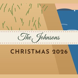 Puede incluir: Un estampado gr&aacute;fico rectangular con fondo beige, briznas de hierba verdes, una secci&oacute;n de agua azul y una banda central color crema con bordes marrones. El texto dice The Johnsons en cursiva y CHRISTMAS 2026 en letras de molde.
