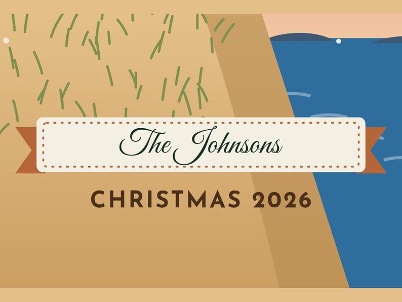Puede incluir: Un estampado gr&aacute;fico rectangular con fondo beige, briznas de hierba verdes, una secci&oacute;n de agua azul y una banda central color crema con bordes marrones. El texto dice The Johnsons en cursiva y CHRISTMAS 2026 en letras de molde.