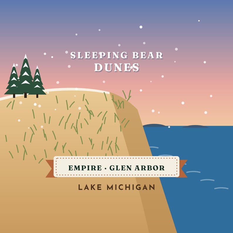 Puede incluir: Una ilustraci&oacute;n gr&aacute;fica de Sleeping Bear Dunes con una duna de arena color canela, hierba verde, tres pinos nevados y un lago azul. El texto dice Sleeping Bear Dunes, Empire, Glen Arbor y Lake Michigan sobre un cielo al atardecer.