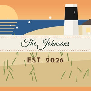 K&ouml;nnte beinhalten: Ein rechteckiges Schild mit einer Strandszene, einem Leuchtturm, einem Haus und einem Sonnenuntergang &uuml;ber dem Meer. In der Mitte steht der Text The Johnsons in dunkler Schreibschrift und EST. 2026 in fetter brauner serifenloser Schrift.