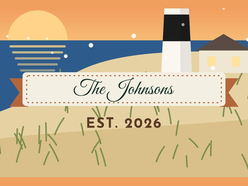 K&ouml;nnte beinhalten: Ein rechteckiges Schild mit einer Strandszene, einem Leuchtturm, einem Haus und einem Sonnenuntergang &uuml;ber dem Meer. In der Mitte steht der Text The Johnsons in dunkler Schreibschrift und EST. 2026 in fetter brauner serifenloser Schrift.