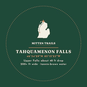 Puede incluir: Gr&aacute;fico circular sobre fondo verde oscuro con un mapa blanco de Michigan, un sendero punteado y una estrella. Texto: MITTEN TRAILS, TAHQUAMENON FALLS, 46&deg;34'29"N 85&deg;15'23"W, Upper Falls: ca&iacute;da de unos 14,6 m, 61 m de ancho, agua color marr&oacute;n tanino.