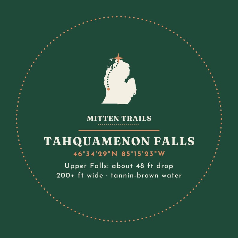 Puede incluir: Gr&aacute;fico circular sobre fondo verde oscuro con un mapa blanco de Michigan, un sendero punteado y una estrella. Texto: MITTEN TRAILS, TAHQUAMENON FALLS, 46&deg;34'29"N 85&deg;15'23"W, Upper Falls: ca&iacute;da de unos 14,6 m, 61 m de ancho, agua color marr&oacute;n tanino.
