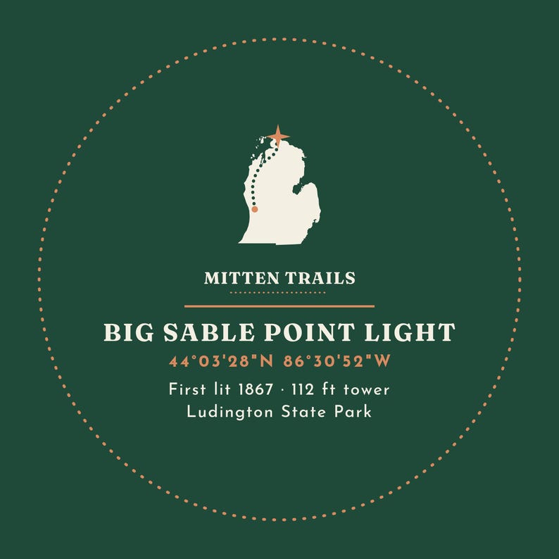 Puede incluir: Un gr&aacute;fico circular verde oscuro con un mapa color crema de Michigan, un camino punteado y una estrella. Texto: MITTEN TRAILS, BIG SABLE POINT LIGHT, 44&deg;03'28"N 86&deg;30'52"W, First lit 1867, 34,14 m tower, Ludington State Park.