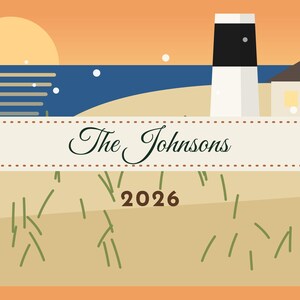 Puede incluir: Una ilustraci&oacute;n gr&aacute;fica de una escena de playa al atardecer con un faro, una casa peque&ntilde;a y dunas de arena con hierba. Una pancarta central con borde cosido muestra el texto The Johnsons y el a&ntilde;o 2026 en color marr&oacute;n oscuro.