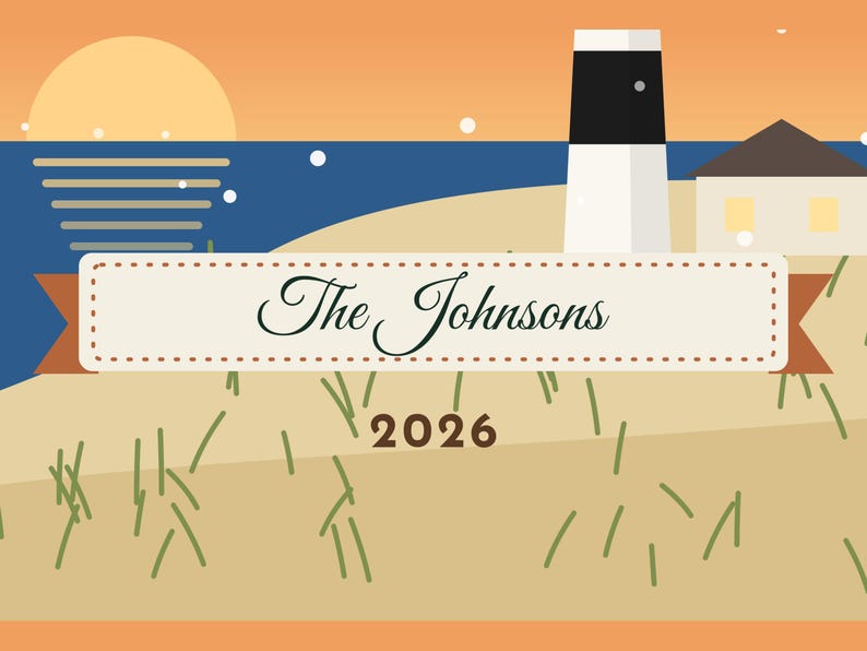 Puede incluir: Una ilustraci&oacute;n gr&aacute;fica de una escena de playa al atardecer con un faro, una casa peque&ntilde;a y dunas de arena con hierba. Una pancarta central con borde cosido muestra el texto The Johnsons y el a&ntilde;o 2026 en color marr&oacute;n oscuro.
