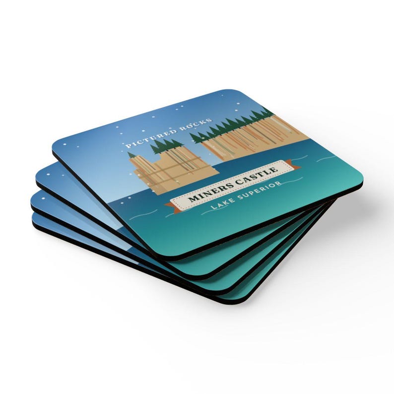 K&ouml;nnte beinhalten: Ein Stapel aus vier quadratischen Untersetzern mit einer grafischen Illustration von Pictured Rocks und Miners Castle am Lake Superior. Das Design zeigt beige Felsformationen, gr&uuml;ne Kiefern und einen blau verlaufenden Himmel.