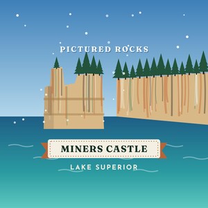 K&ouml;nnte beinhalten: Eine grafische Illustration von Pictured Rocks und Miners Castle am Lake Superior. Das Bild zeigt beigefarbene Sandsteinklippen mit dunkelgr&uuml;nen Kiefern vor einem blauen Himmel mit wei&szlig;en Punkten. Ein Banner tr&auml;gt die Aufschrift MINERS CASTLE.