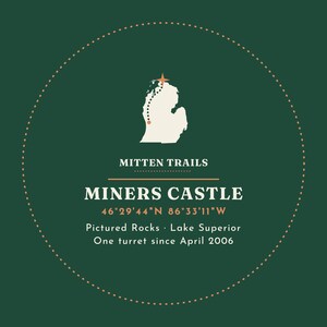 K&ouml;nnte beinhalten: Eine dunkelgr&uuml;ne kreisf&ouml;rmige Grafik mit einer cremefarbenen Karte von Michigan, einem gepunkteten Pfad und einem Stern. Der Text lautet: MITTEN TRAILS, MINERS CASTLE, 46&deg;29'44"N 86&deg;33'11"W, Pictured Rocks, Lake Superior, One turret since April 2006.