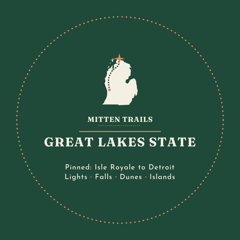 Puede incluir: Un gr&aacute;fico circular sobre un fondo verde oscuro con un mapa color crema de Michigan, un sendero punteado y una estrella. El texto dice: MITTEN TRAILS, GREAT LAKES STATE, Pinned: Isle Royale to Detroit, Lights, Falls, Dunes, Islands.