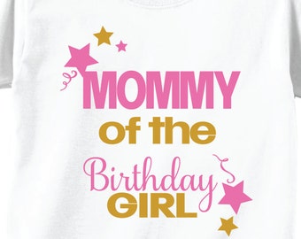 Op de afbeelding: Wit T-shirt met roze en gouden tekst "Mommy of the Birthday Girl" met gouden sterren.