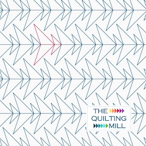 Puede incluir: Un fondo blanco con un patrón repetitivo de flechas azules que apuntan hacia la derecha. Una flecha en el centro es de un color diferente, rosa, y apunta hacia la izquierda. El texto "THE QUILTING MILL" está en la esquina inferior derecha con un diseño de flecha de colores.