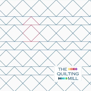 Puede incluir: Un fondo blanco con un patrón repetitivo de formas de diamante azules. Una sola forma de diamante rojo está centrada en el medio de la imagen. El texto "THE QUILTING MILL" está en la esquina inferior derecha de la imagen con un arcoíris de flechas apuntando hacia la derecha.