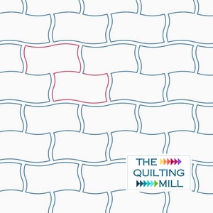 Peut inclure: Un motif de quilting avec un design de briques. Le motif est délimité en bleu et comporte un rectangle rouge au centre. Le texte "THE QUILTING MILL" est dans le coin inférieur droit.