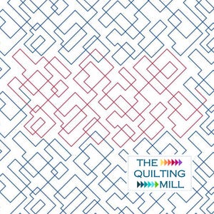 Może przedstawiać: Abstrakcyjny wzór geometryczny z nakładającymi się kwadratami w kolorze czerwonym i niebieskim na białym tle. Tekst "THE QUILTING MILL" znajduje się w prawym dolnym rogu z kolorowym wzorem strzałek.