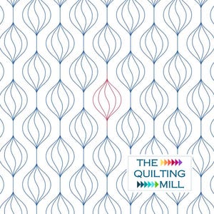 以下が含まれることがあります： 白地に、青色の細長い涙型の模様が縦線で繋がれたパターン。模様の中の涙型の一つは赤色。テキスト「THE QUILTING MILL」が白い長方形の中にあります。
