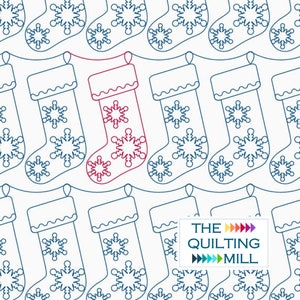 Pode incluir: Um padrão sem costura de meias de Natal azuis com desenhos de flocos de neve. Uma meia é vermelha e se destaca das outras. O texto "THE QUILTING MILL" está na parte inferior da imagem.