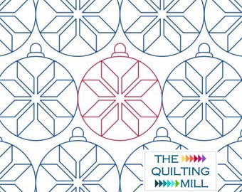 Puede incluir: Un patrón sin costuras de adornos de copo de nieve azules y rojos. Los adornos están delineados en negro y tienen un diseño geométrico. El texto "THE QUILTING MILL" está en la esquina inferior derecha de la imagen.