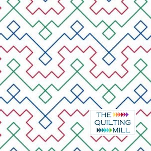 以下が含まれることがあります： 青い、赤い、緑の幾何学的な形が繰り返しパターンで描かれた白い背景。右下に「THE QUILTING MILL」の文字があります。