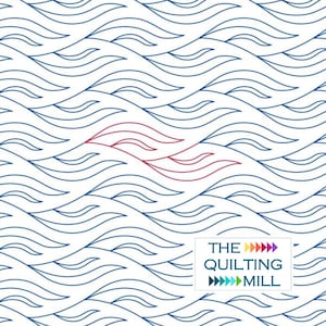 以下が含まれることがあります： 青い波のような線が繰り返される模様の白い生地。中央には2つの赤い波のような形があります。「THE QUILTING MILL」の文字が右下の白い長方形の中にあります。