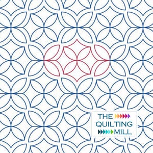Puede incluir: Un patrón geométrico repetitivo de formas curvas azules entrelazadas sobre un fondo blanco, con una sección central de formas rojas entrelazadas. Un logotipo rectangular en la esquina inferior derecha dice THE QUILTING MILL con flechas de colores.