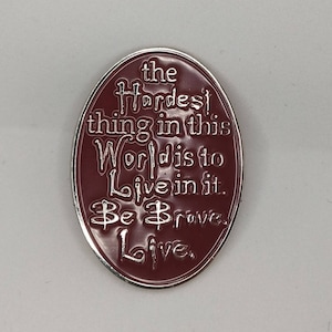 Buffy contre les vampires / Épinglette en émail / Le cadeau / Citation / La chose la plus difficile au monde est d'y vivre Be Brave Live / Épisode