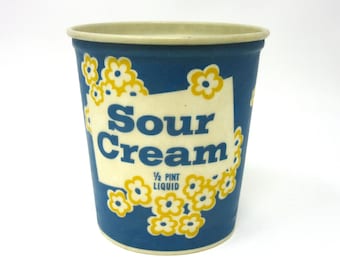 Vintage Unused Lily Sour Cream One Half Pint Wax Cup Features Blue Background Yellow White Daisy Flowers Buttercup Design Home Kitchen Decor