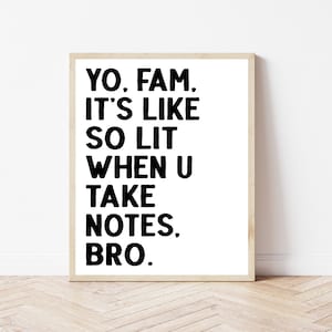 Op de afbeelding: Zwart-witte typografieprint met de tekst "YO, FAM, IT'S LIKE SO LIT WHEN U TAKE NOTES, BRO."